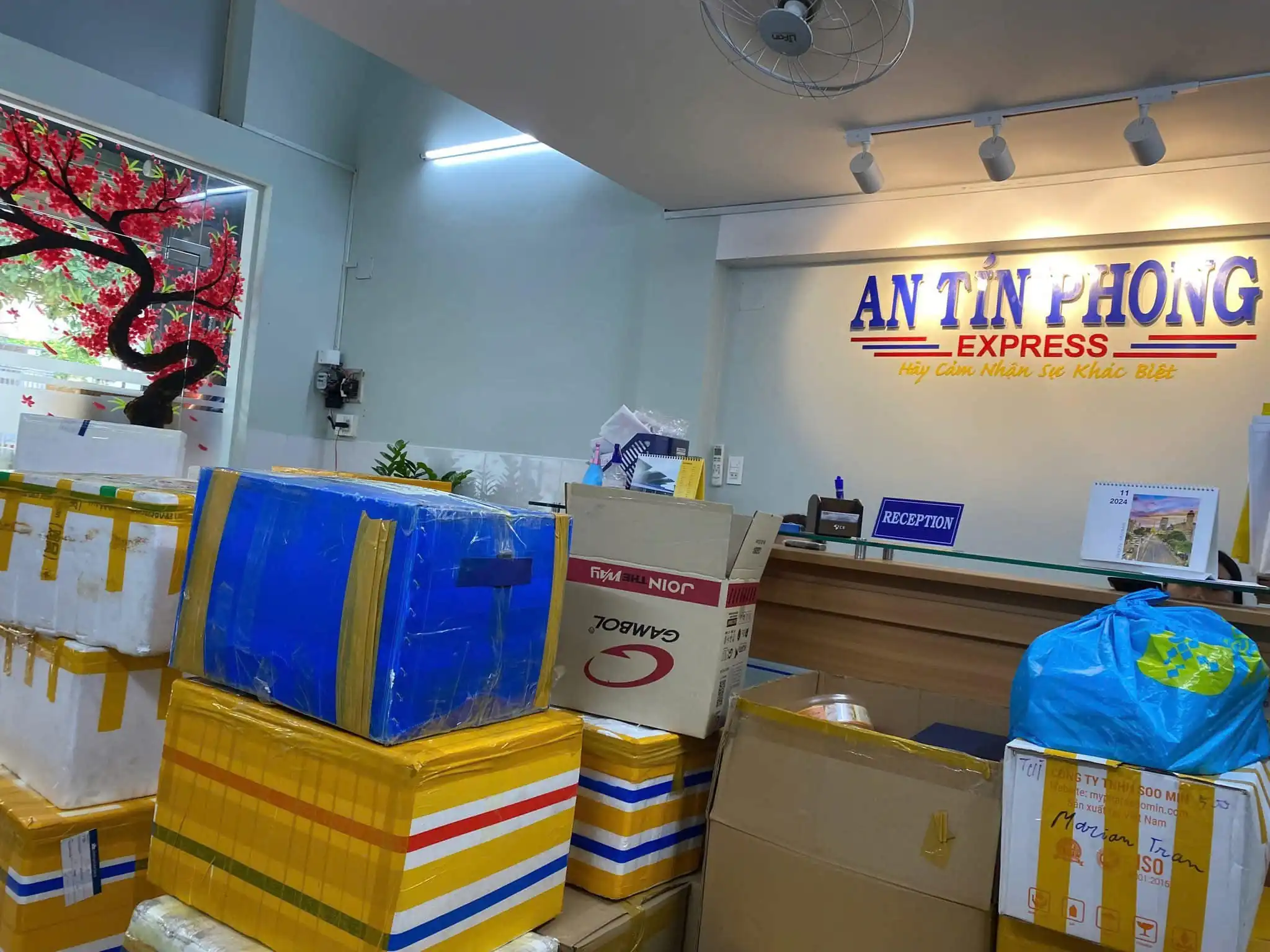 Thùng carton dùng để đóng bánh kẹo chắc chắn