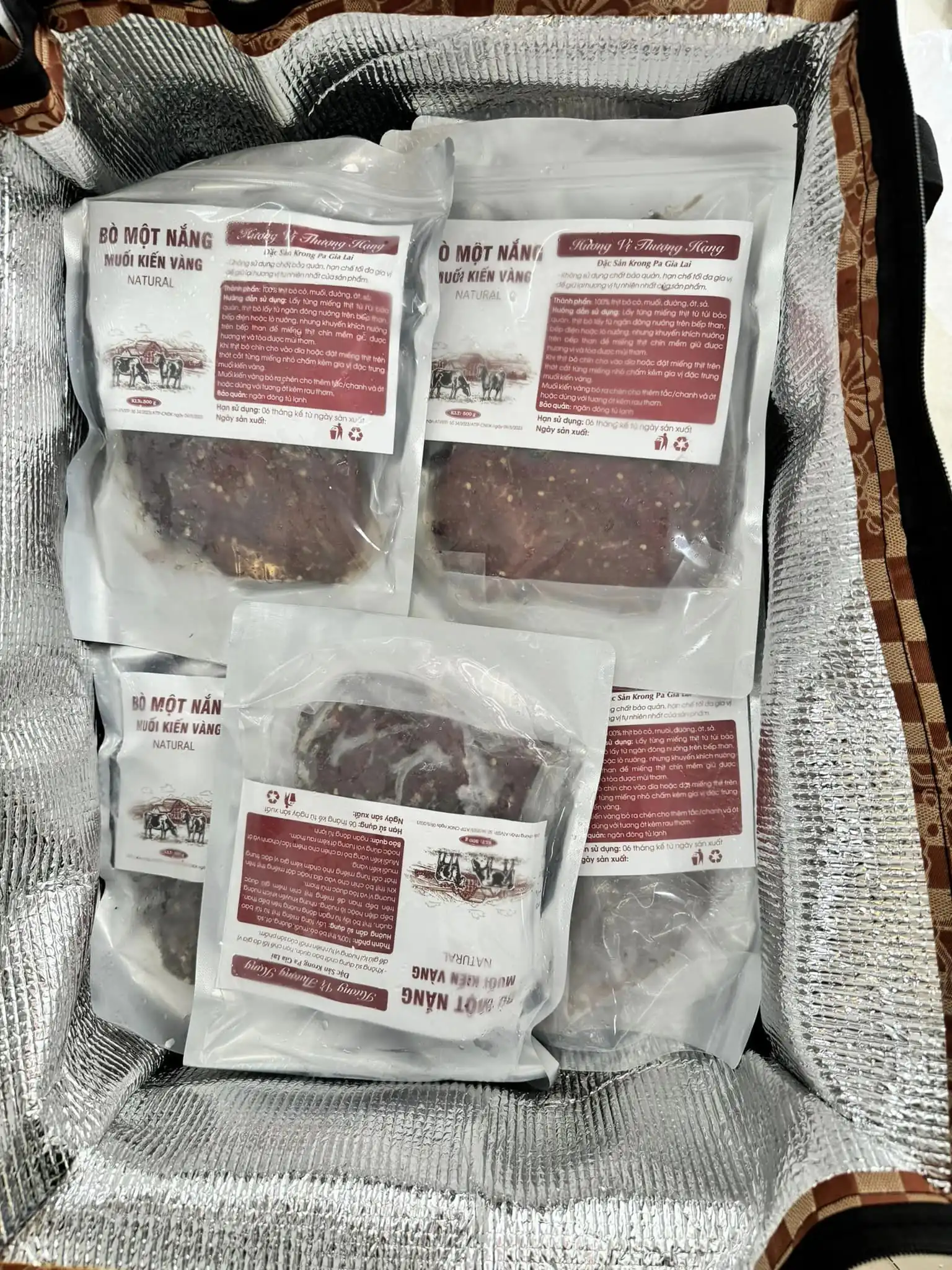 Bò một nắng đông lạnh được bọc bạc cách nhiệt và đóng thùng xốp, có gel giữ lạnh